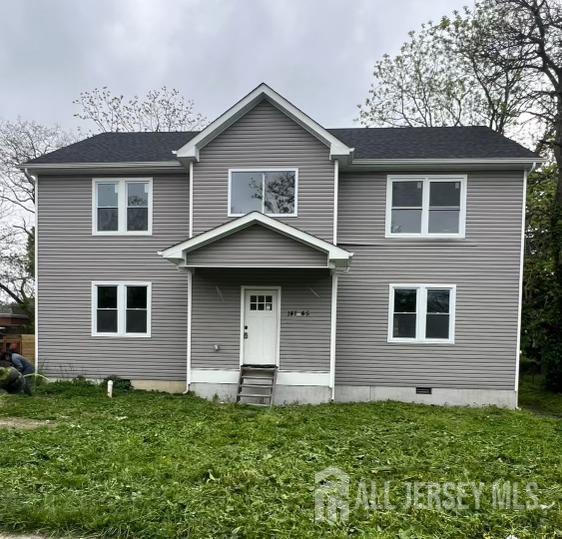 view of front of property featuring a front lawn