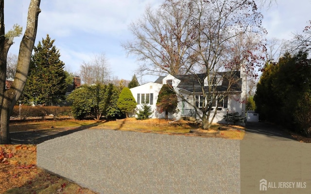 new england style home with driveway