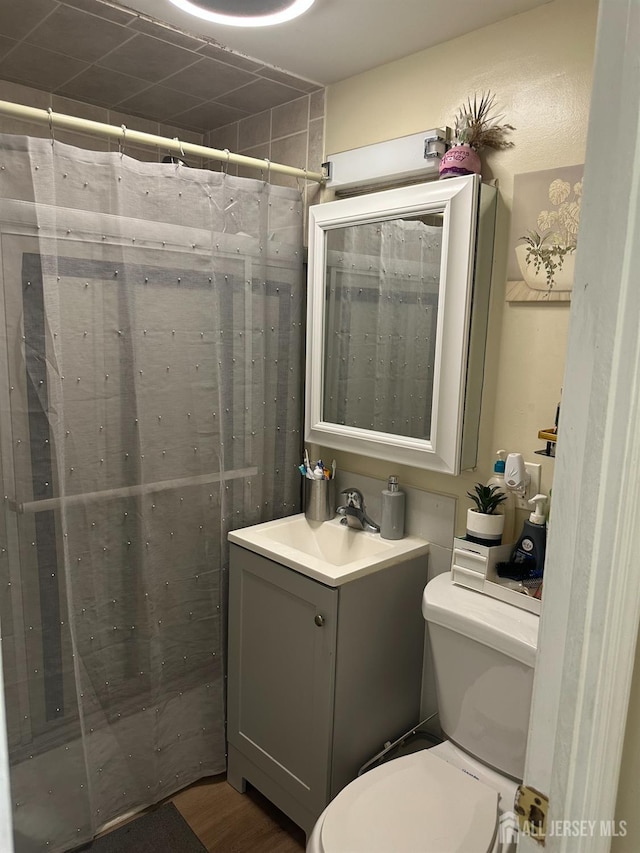 4 Fitzsimmons Ave, Middlesex, NJ 08846 - full bathroom featuring vanity and a shower with shower curtain
