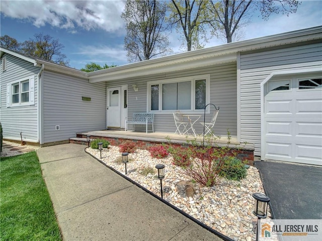 3 Camelot Dr, East Brunswick, NJ 08816 - single story home with covered porch and an attached garage