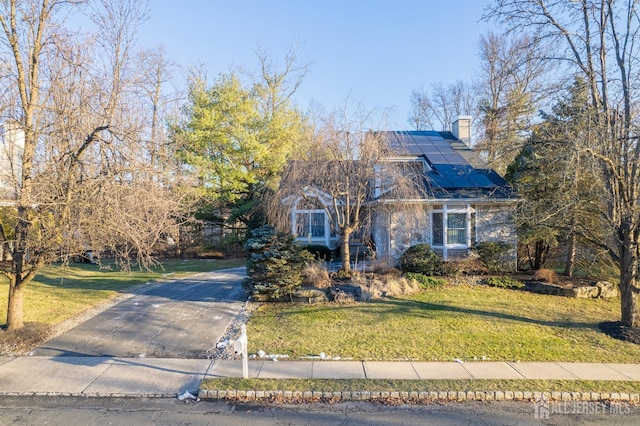 view of front of home featuring a front lawn