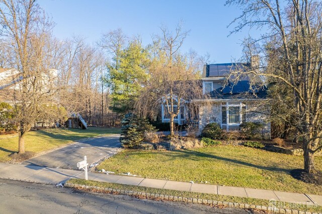 view of front of house featuring a front yard