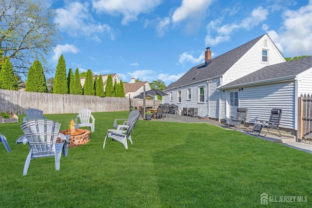 1 Highview Rd, East Brunswick, NJ 08816 - view of yard featuring an outdoor fire pit and a patio area