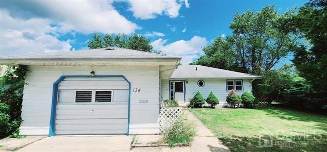 view of front facade featuring a front lawn and a garage