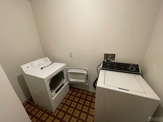 laundry area with laundry area, independent washer and dryer, and baseboards