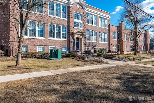 view of front of home featuring a front lawn