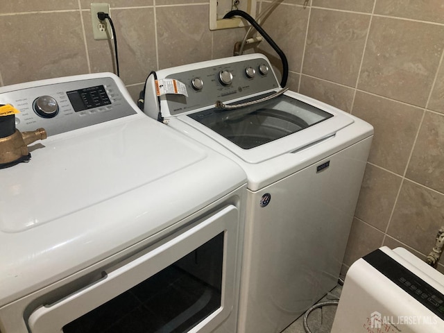 134 Hatfield Ln, East Brunswick, NJ 08816 - laundry room featuring tile walls and washing machine and dryer