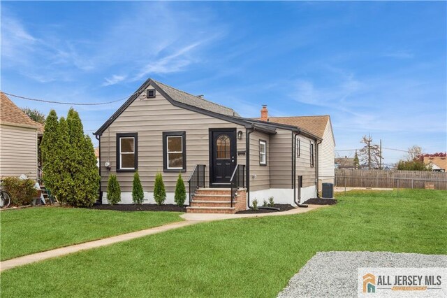 bungalow featuring a front yard