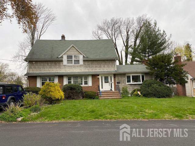 view of front of property with a front yard