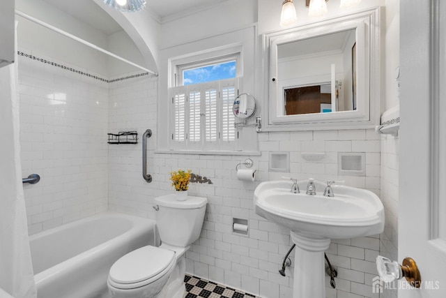 1135 Dorsey Pl, Plainfield, NJ 07062 - full bath featuring toilet, shower / bath combo with shower curtain, crown molding, and tile walls