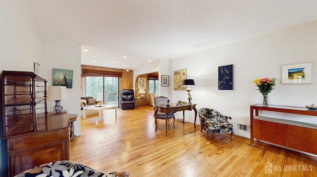 living area with recessed lighting, light wood-type flooring, and visible vents