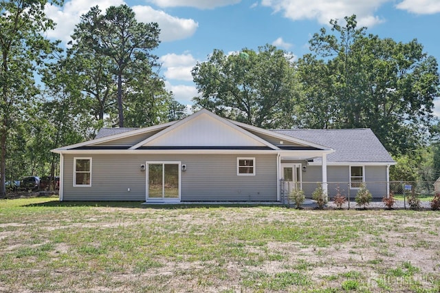 view of front facade with a front yard and fence