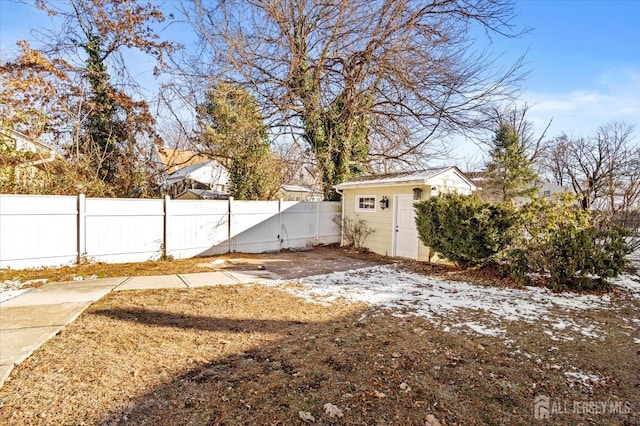 view of yard featuring an outdoor structure