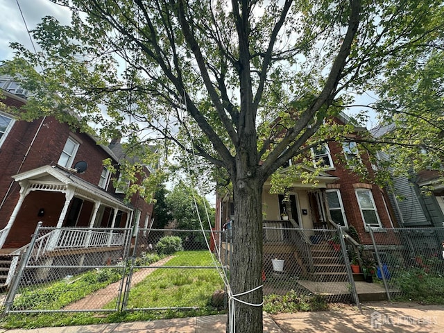 290 Redmond St, New Brunswick, NJ 08901 - fenced front yard with a porch and a gate