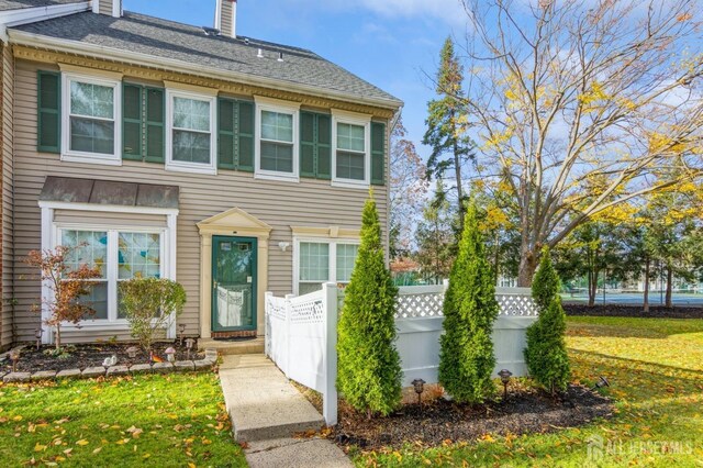 view of front of property with a front yard