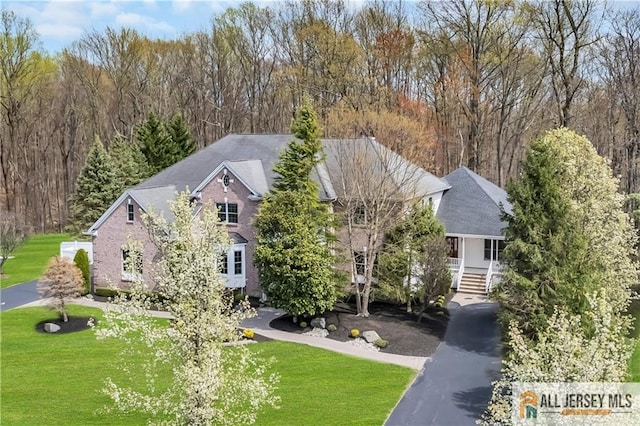 view of front of property featuring a front lawn and brick siding