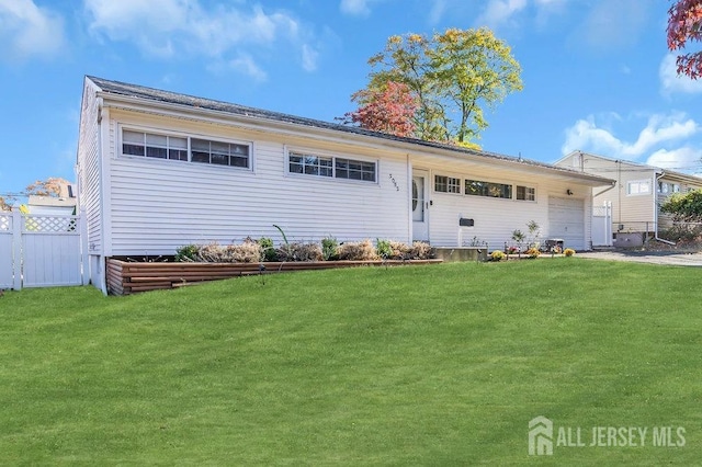 view of front facade featuring a front yard