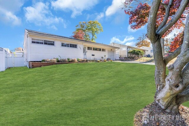 view of front facade with a front lawn