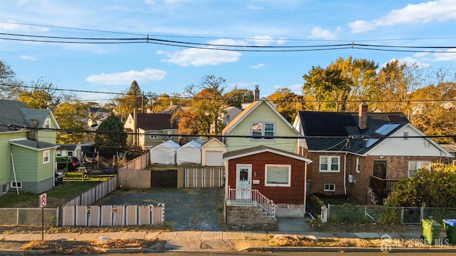 view of front of home featuring a fenced front yard