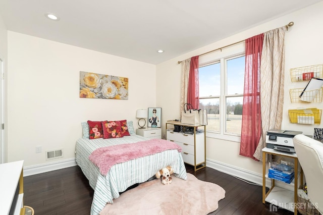 bedroom with dark wood finished floors, visible vents, recessed lighting, and baseboards