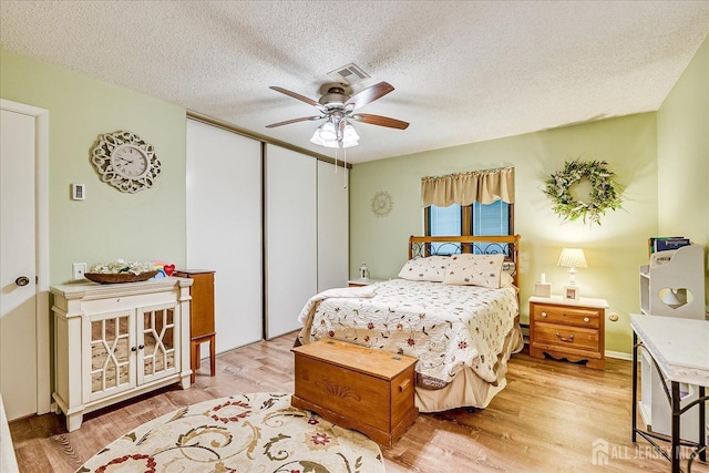 444 Dahlia Plz, Monroe, NJ 08831 - bedroom with wood finished floors, a closet, a textured ceiling, and ceiling fan