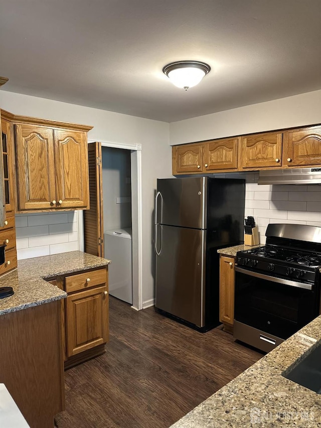 151 Wyndham Pl, Robbinsville, NJ 08691 - kitchen with gas range oven, freestanding refrigerator, washer / clothes dryer, under cabinet range hood, and dark wood-style flooring