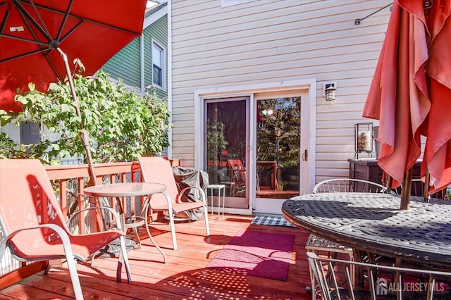 352 Parker Ave, South Amboy, NJ 08879 - deck with outdoor dining area