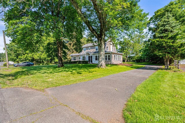 790 Ridge Rd, South Brunswick, NJ 08852 - view of front facade with a front lawn and a gambrel roof