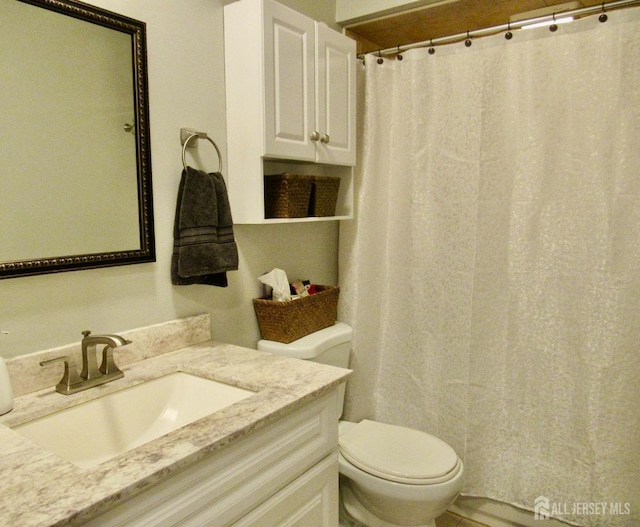 1029 Cricket Ln, Woodbridge Proper, NJ 07095 - full bath featuring toilet, vanity, and curtained shower