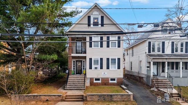 view of front of property featuring aphalt driveway