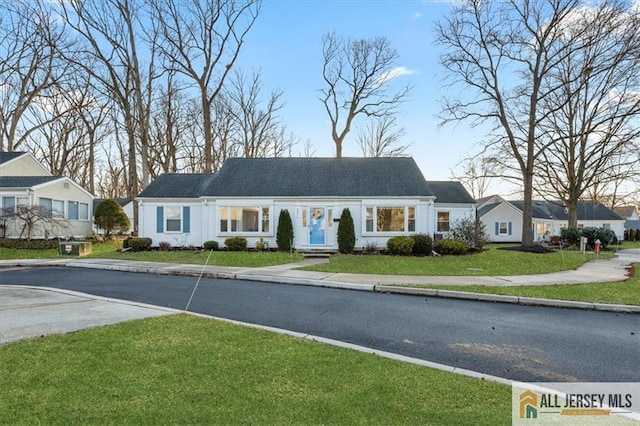 view of front of house featuring a front lawn