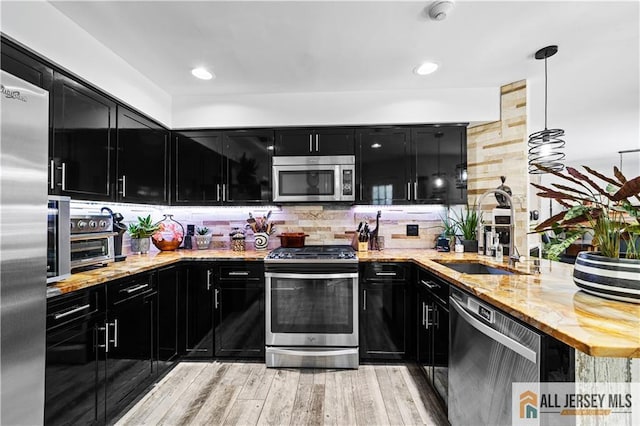 68 Winthrop Rd Unit 68B, Monroe, NJ 08831 - kitchen featuring dark cabinetry, stainless steel appliances, a sink, and backsplash