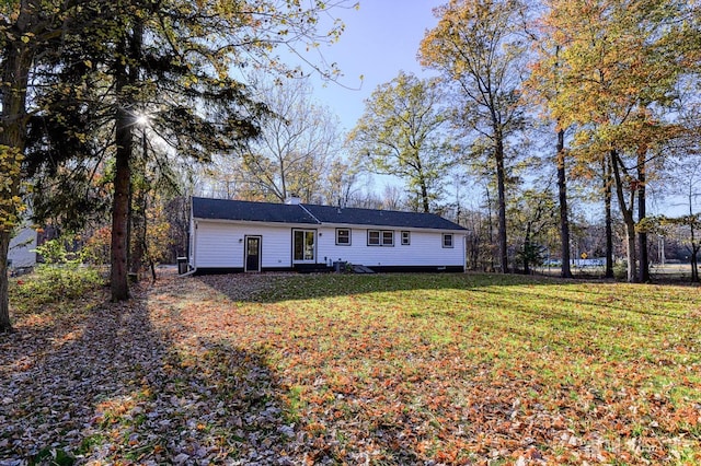 view of front facade featuring a front yard