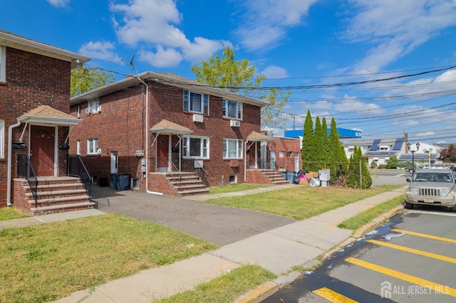 view of front facade featuring a front yard