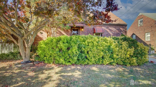 view of front of property with a front yard