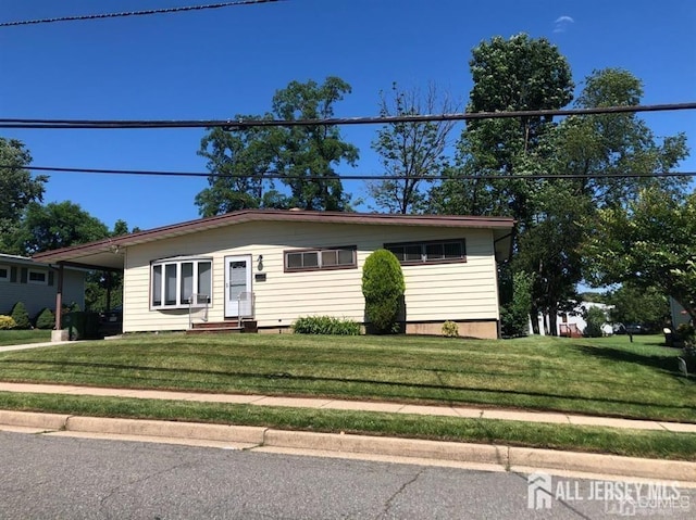 view of front of house featuring a front lawn