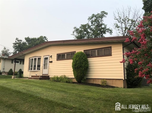 view of front of home with a front lawn