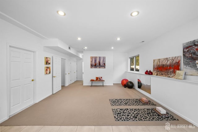 exercise room featuring carpet floors, visible vents, baseboards, and recessed lighting