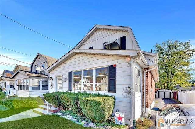 view of front of home featuring a front lawn