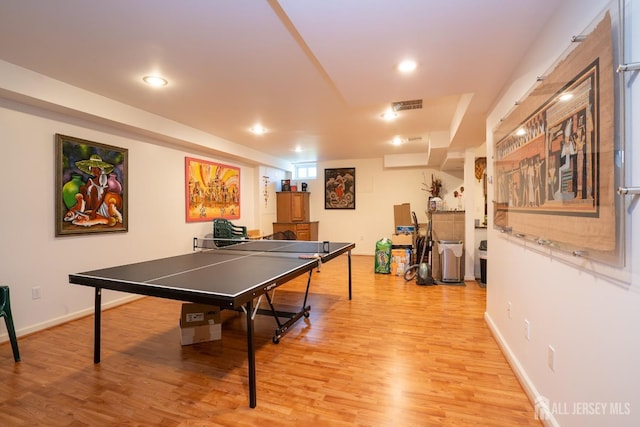 game room with visible vents, recessed lighting, baseboards, and light wood-style floors