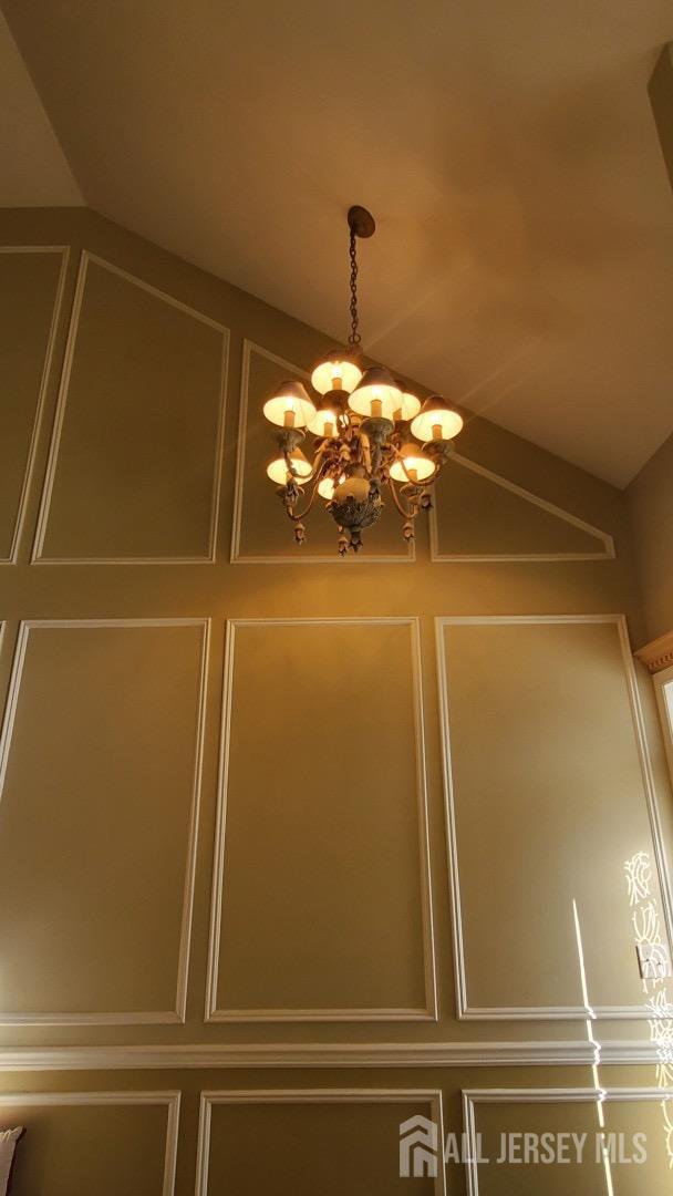 room details featuring a notable chandelier