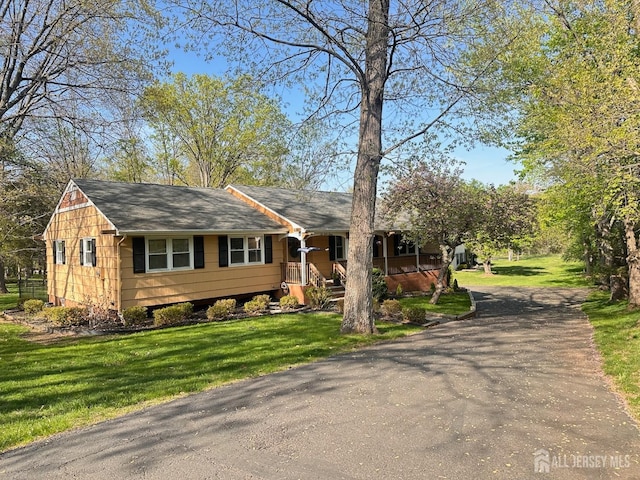view of front of property with driveway and a front lawn