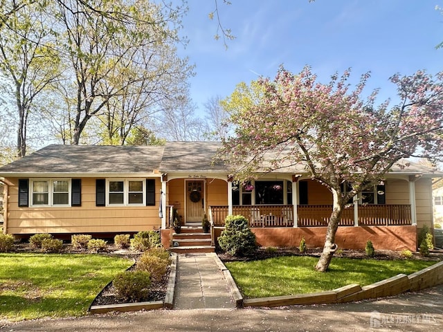 view of front facade with a porch and a front lawn