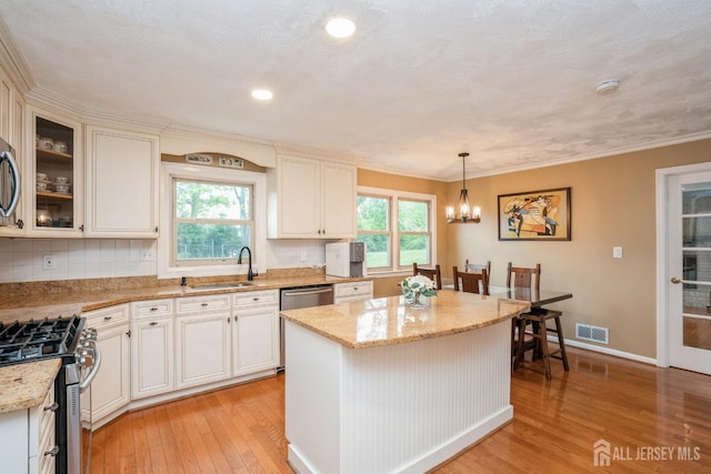 8 Appletree Ln, East Brunswick, NJ 08816 - kitchen featuring a sink, light wood-style floors, stainless steel appliances, a kitchen island, and a chandelier