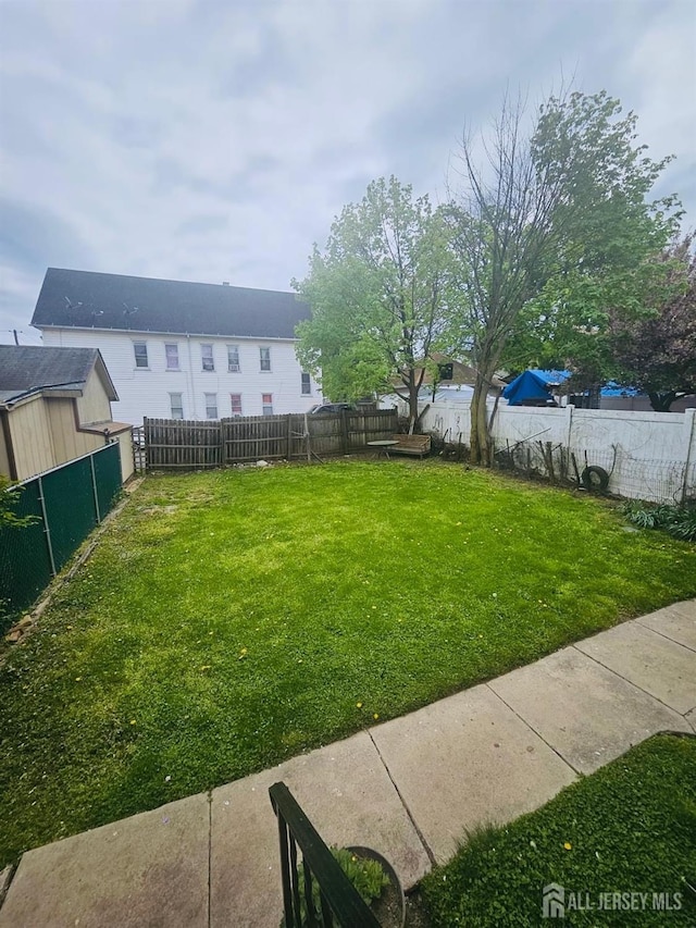 view of yard featuring a fenced backyard