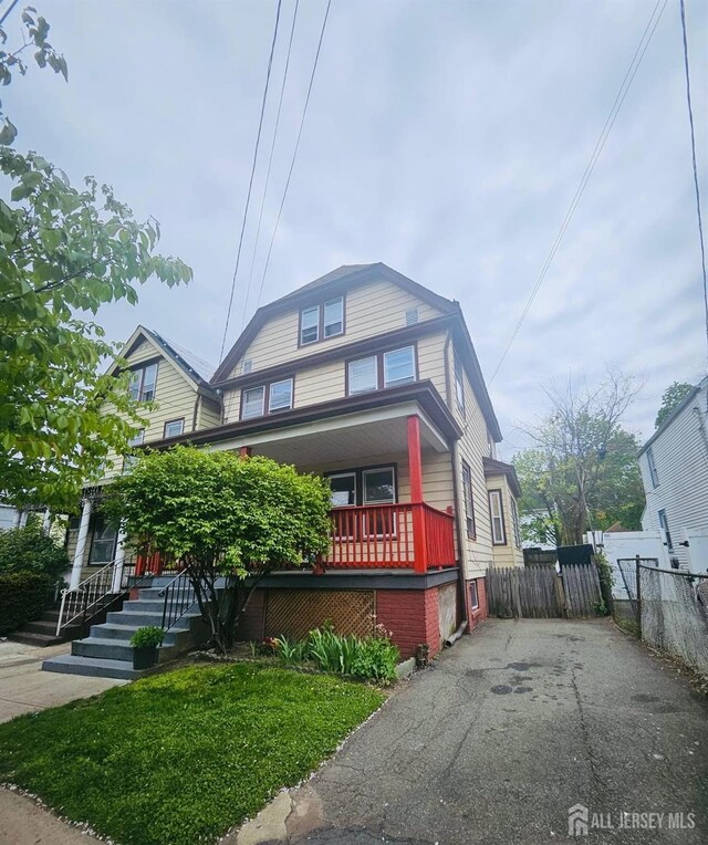 view of front of home featuring covered porch