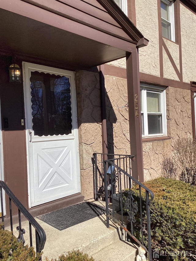 view of exterior entry featuring stucco siding