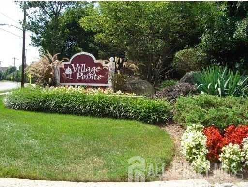 community / neighborhood sign featuring a lawn