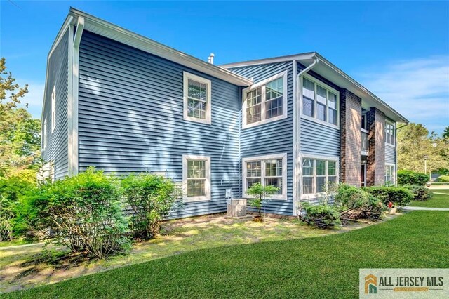 127 Pennsylvania Way N, Brunswick, NJ 08902 - rear view of house with a lawn
