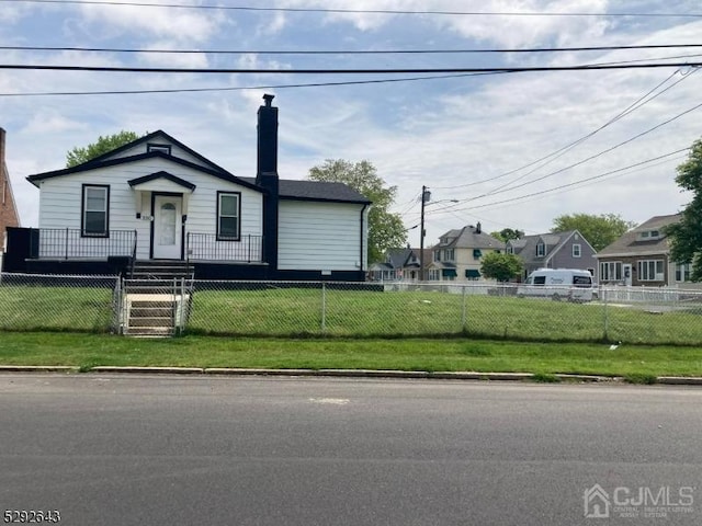 view of front facade with a front yard